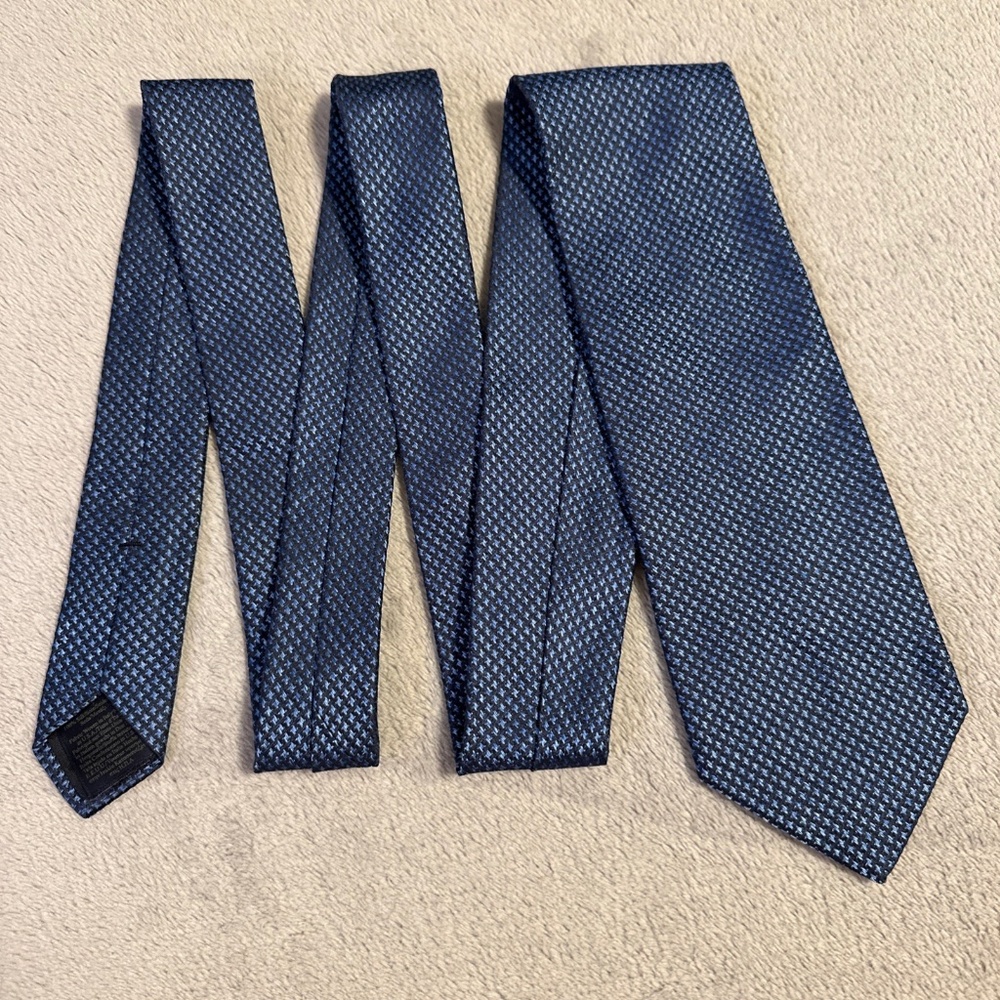 Brooks Brothers Men’s Dress Tie Blue Microweave Motif Silk Business Made in USA